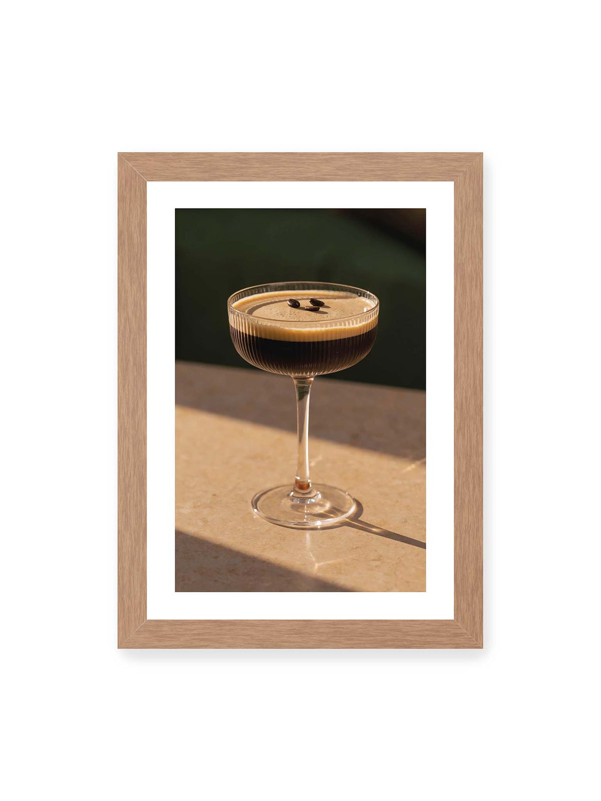 21x30 cm, weißer Galerie-Rand, Eichenrahmen – Espresso Martini im geriffelten Coupé-Glas mit heller Crema und drei Kaffeebohnen im warmen Licht.