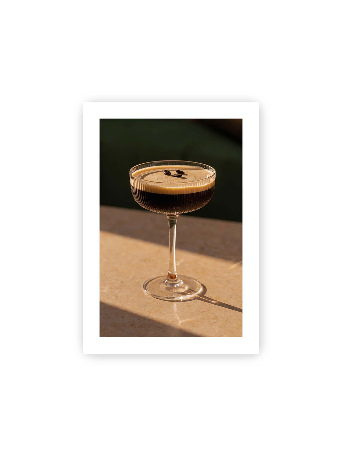 21x30 cm, weißer Galerie-Rand – Espresso Martini im geriffelten Coupé-Glas mit heller Crema und drei Kaffeebohnen im warmen Licht.