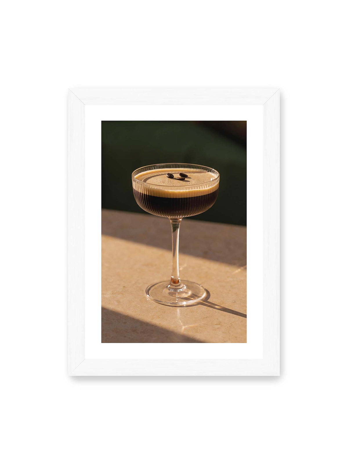 21x30 cm, weißer Galerie-Rand, weißer Rahmen – Espresso Martini im geriffelten Coupé-Glas mit heller Crema und drei Kaffeebohnen im warmen Licht.