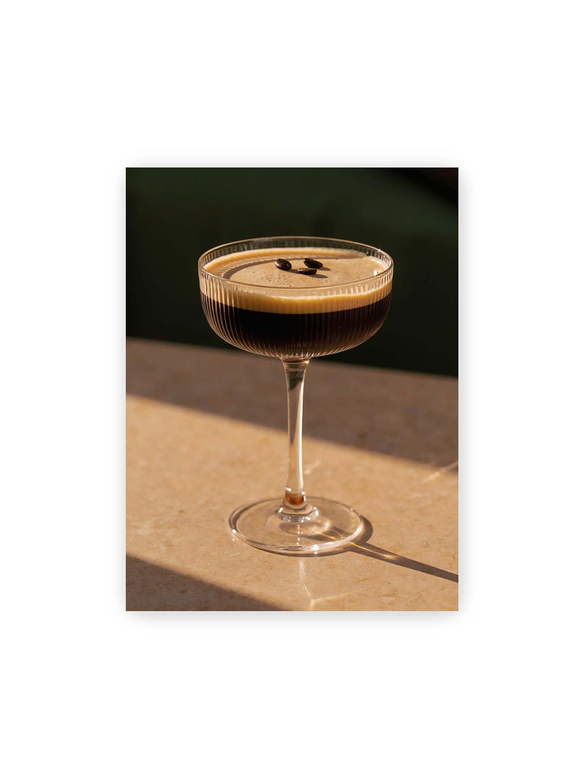 30x40 cm – Espresso Martini im geriffelten Coupé-Glas mit heller Crema und drei Kaffeebohnen im warmen Licht.