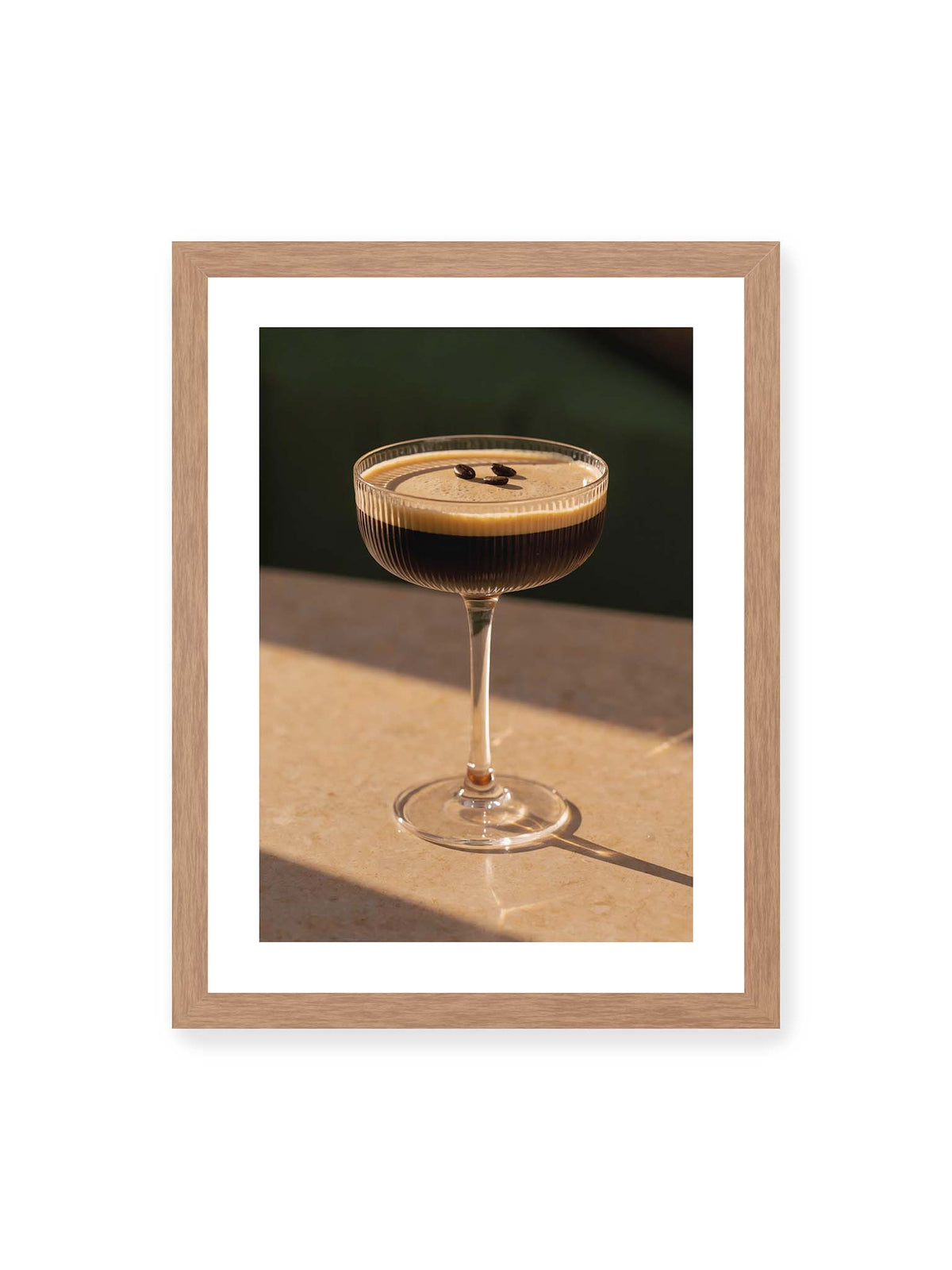 30x40 cm, weißer Galerie-Rand, Eichenrahmen – Espresso Martini im geriffelten Coupé-Glas mit heller Crema und drei Kaffeebohnen im warmen Licht.