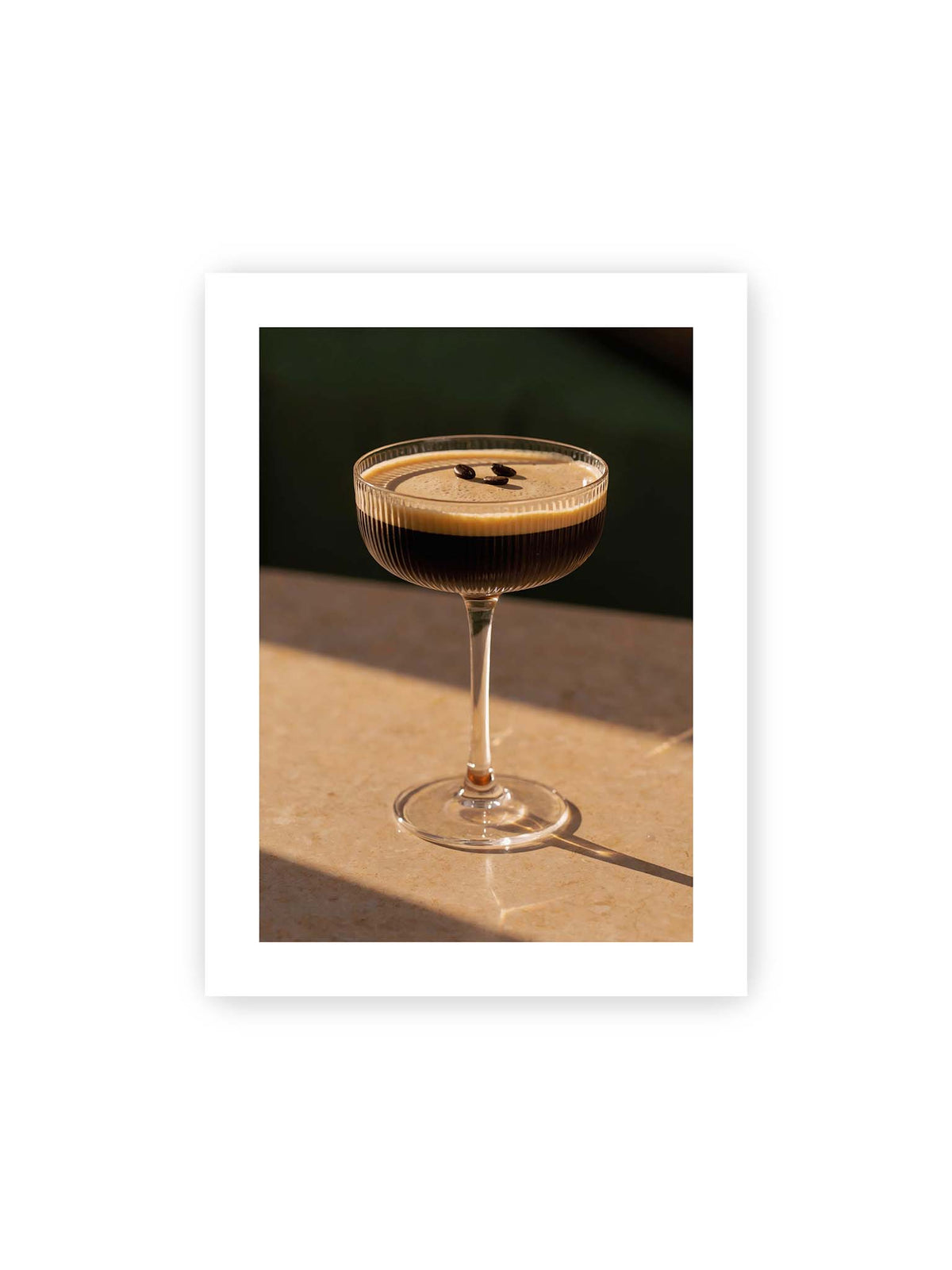 30x40 cm, weißer Galerie-Rand – Espresso Martini im geriffelten Coupé-Glas mit heller Crema und drei Kaffeebohnen im warmen Licht.