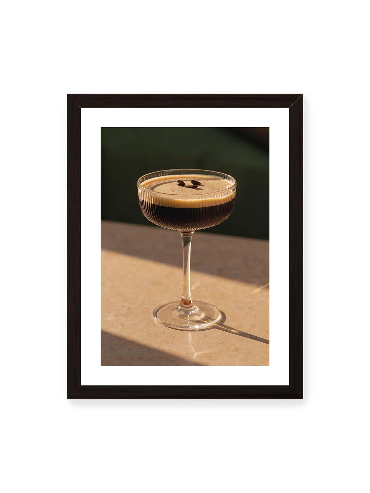 30x40 cm, weißer Galerie-Rand, schwarzer Rahmen – Espresso Martini im geriffelten Coupé-Glas mit heller Crema und drei Kaffeebohnen im warmen Licht.