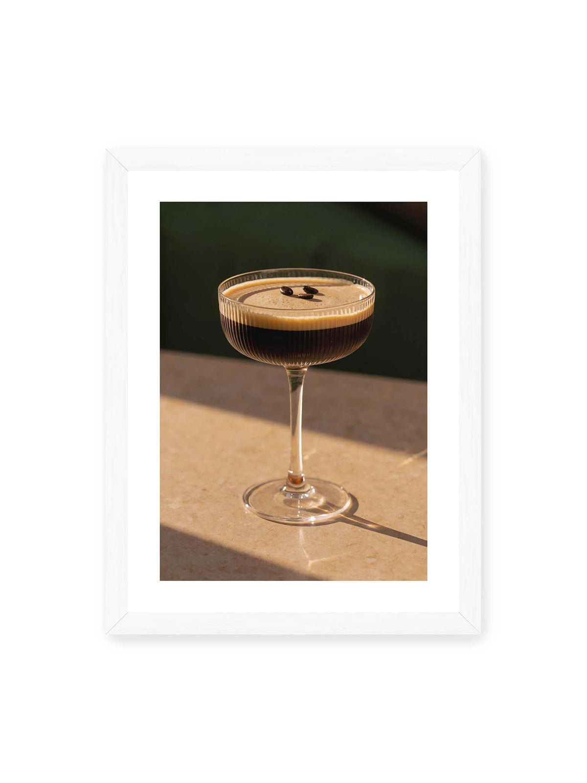 30x40 cm, weißer Galerie-Rand, weißer Rahmen – Espresso Martini im geriffelten Coupé-Glas mit heller Crema und drei Kaffeebohnen im warmen Licht.