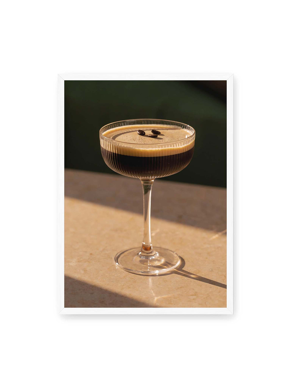 50x70 cm, weißer Rahmen – Espresso Martini im geriffelten Coupé-Glas mit heller Crema und drei Kaffeebohnen im warmen Licht.