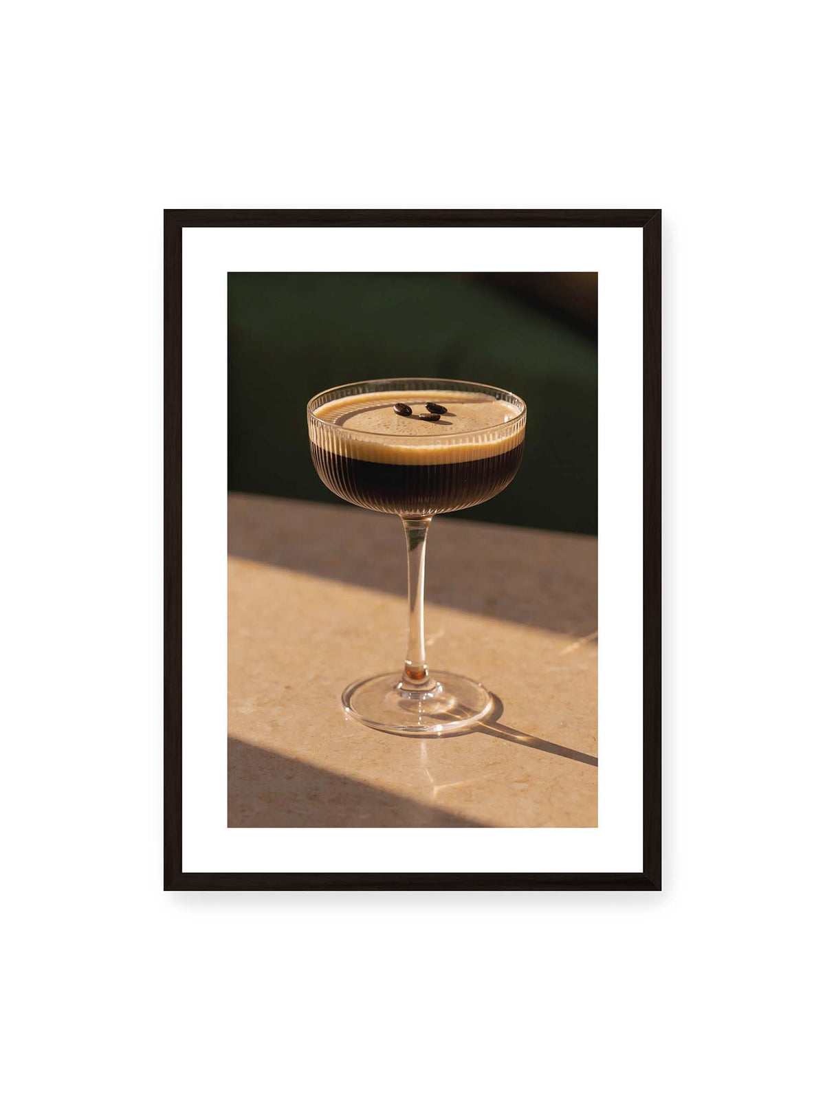 50x70 cm, weißer Galerie-Rand, schwarzer Rahmen – Espresso Martini im geriffelten Coupé-Glas mit heller Crema und drei Kaffeebohnen im warmen Licht.