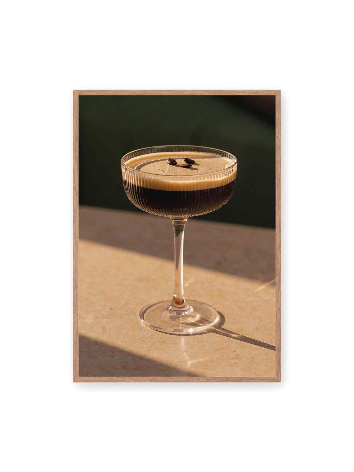 70x100 cm, Eichenrahmen – Espresso Martini im geriffelten Coupé-Glas mit heller Crema und drei Kaffeebohnen im warmen Licht.