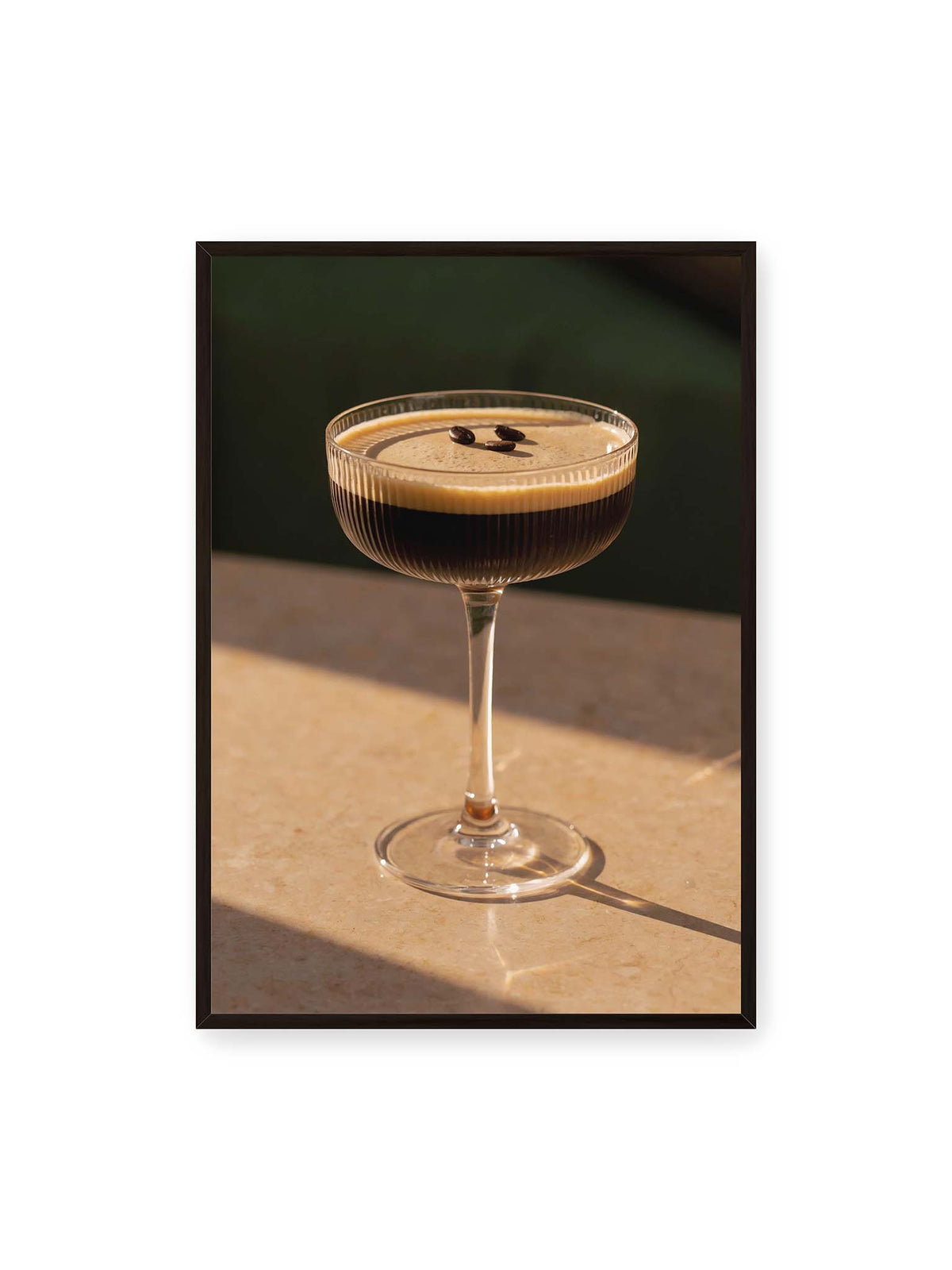 70x100 cm, schwarzer Rahmen – Espresso Martini im geriffelten Coupé-Glas mit heller Crema und drei Kaffeebohnen im warmen Licht.