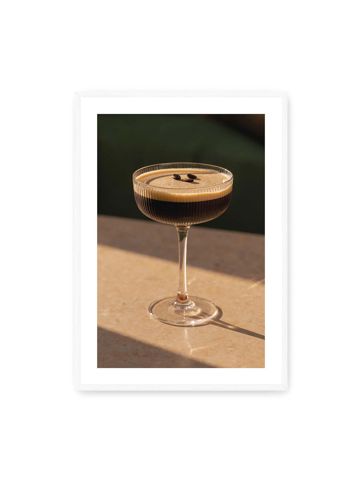 70x100 cm, weißer Galerie-Rand, weißer Rahmen – Espresso Martini im geriffelten Coupé-Glas mit heller Crema und drei Kaffeebohnen im warmen Licht.
