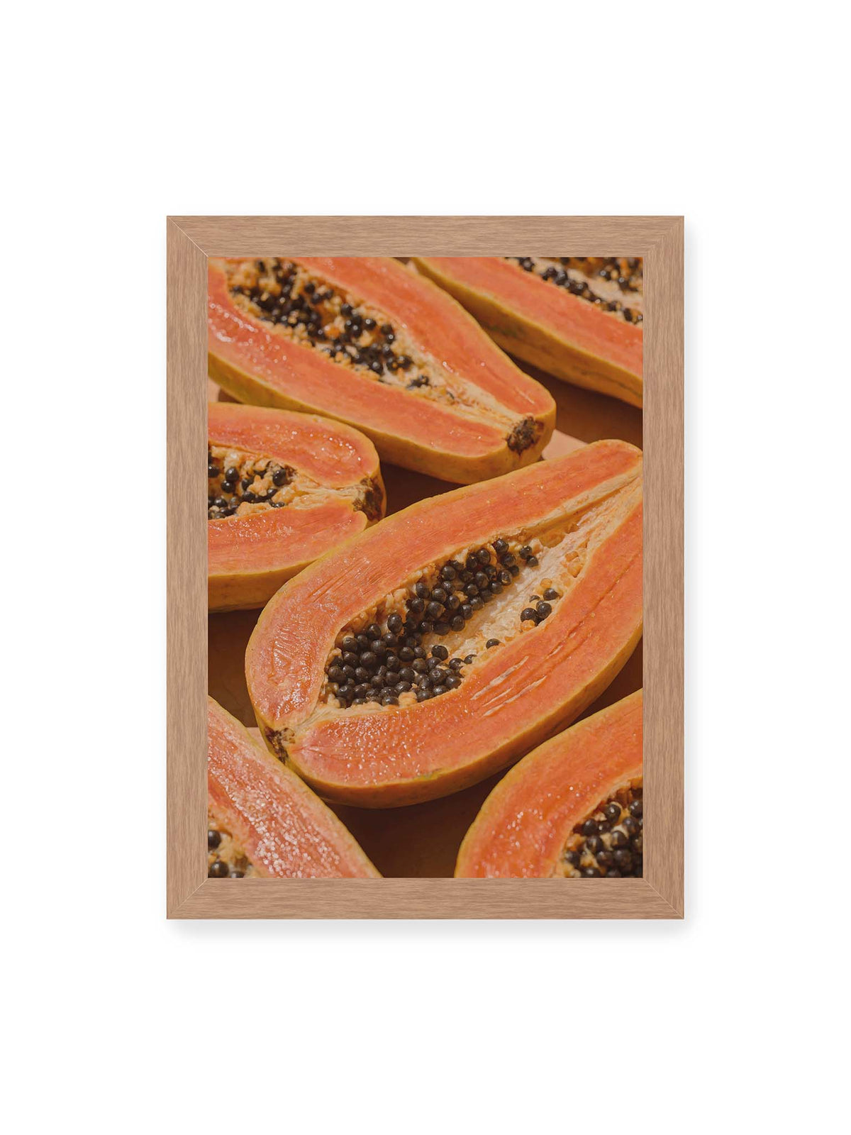 21x30 cm, Eichenrahmen – Aufgeschnittene Papayas mit orangefarbenem Fruchtfleisch und zahlreichen dunklen Kernen in enger Nahaufnahme.