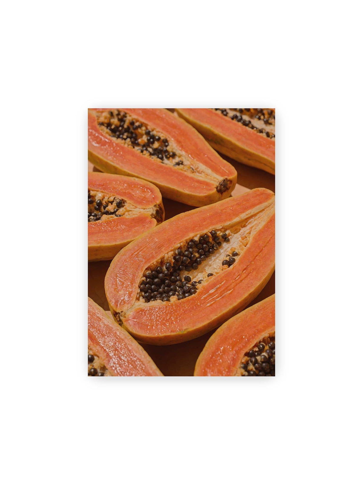 21x30 cm – Aufgeschnittene Papayas mit orangefarbenem Fruchtfleisch und zahlreichen dunklen Kernen in enger Nahaufnahme.