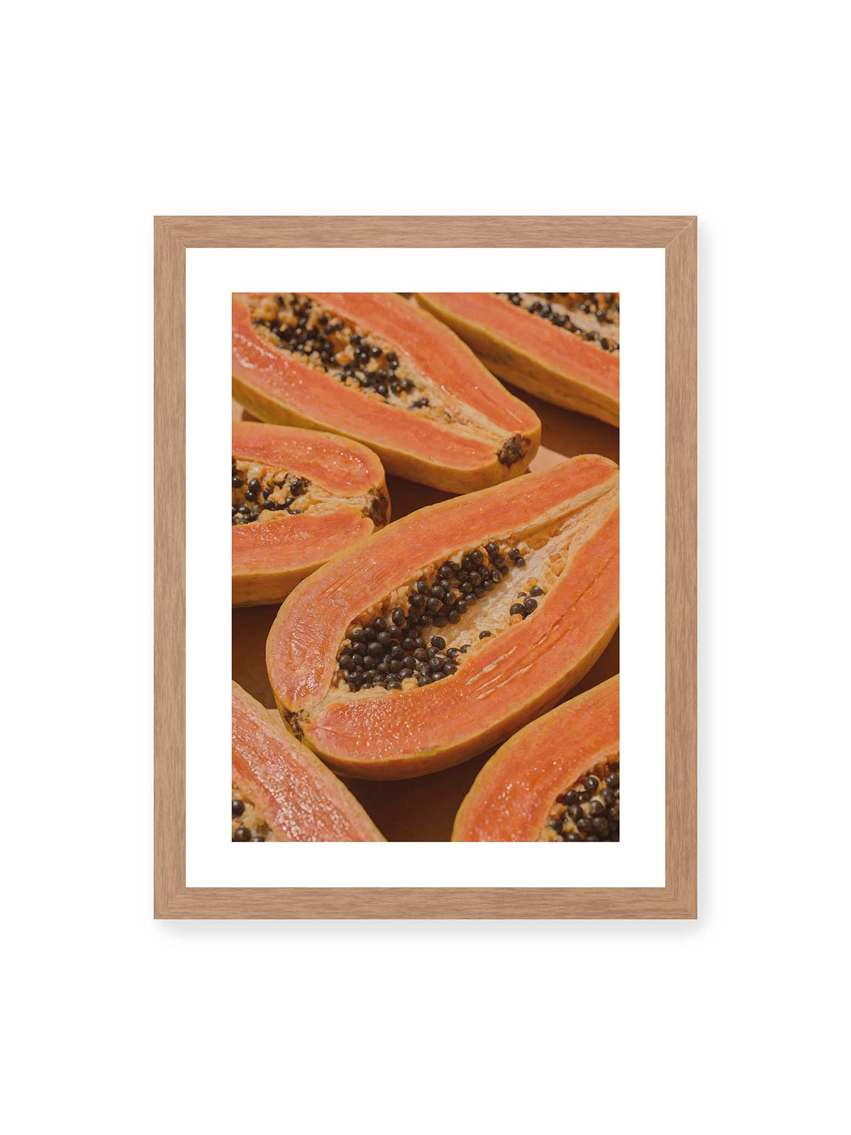 30x40 cm, weißer Galerie-Rand, Eichenrahmen – Aufgeschnittene Papayas mit orangefarbenem Fruchtfleisch und zahlreichen dunklen Kernen in enger Nahaufnahme.