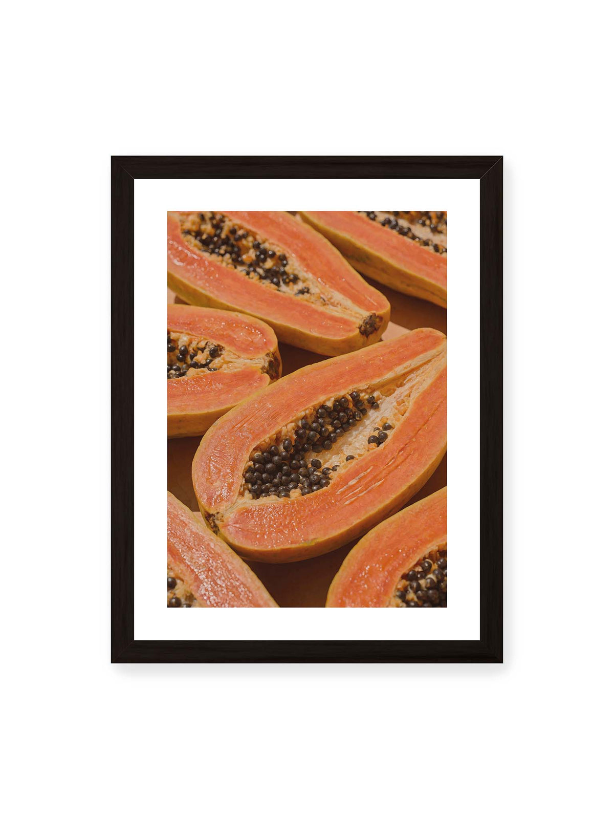 30x40 cm, weißer Galerie-Rand, schwarzer Rahmen – Aufgeschnittene Papayas mit orangefarbenem Fruchtfleisch und zahlreichen dunklen Kernen in enger Nahaufnahme.