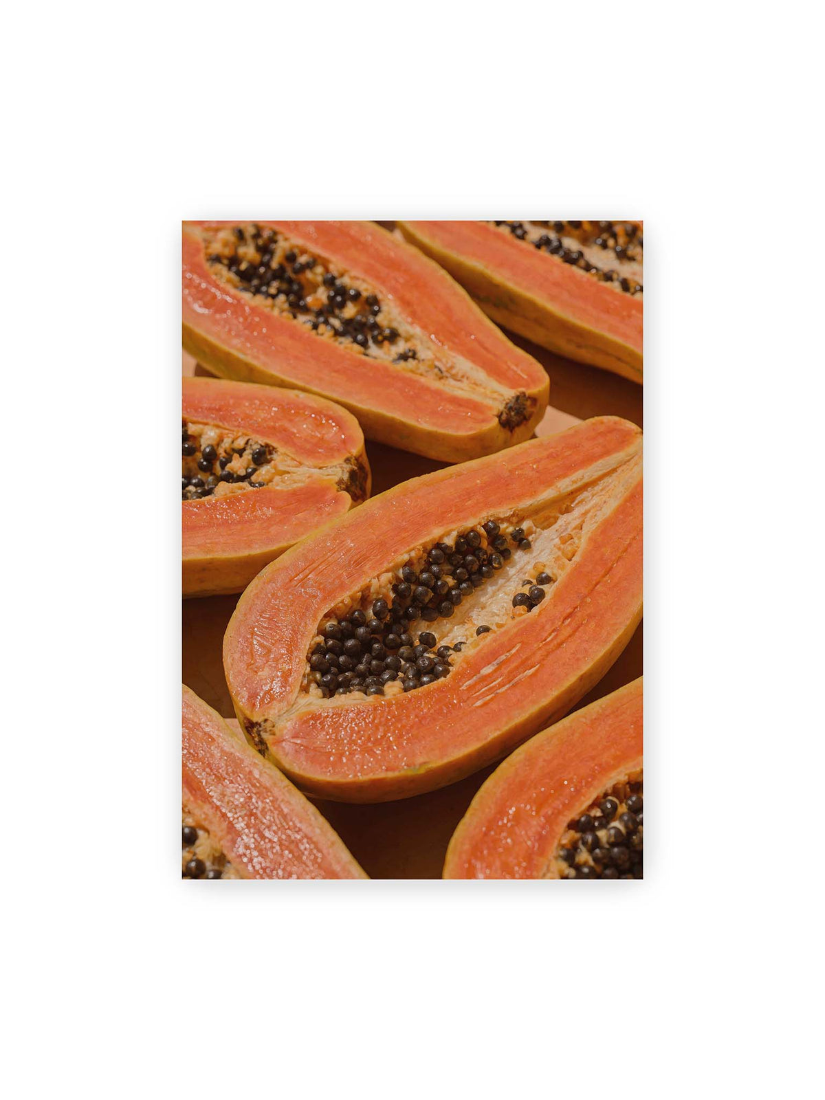 70x100 cm – Aufgeschnittene Papayas mit orangefarbenem Fruchtfleisch und zahlreichen dunklen Kernen in enger Nahaufnahme.