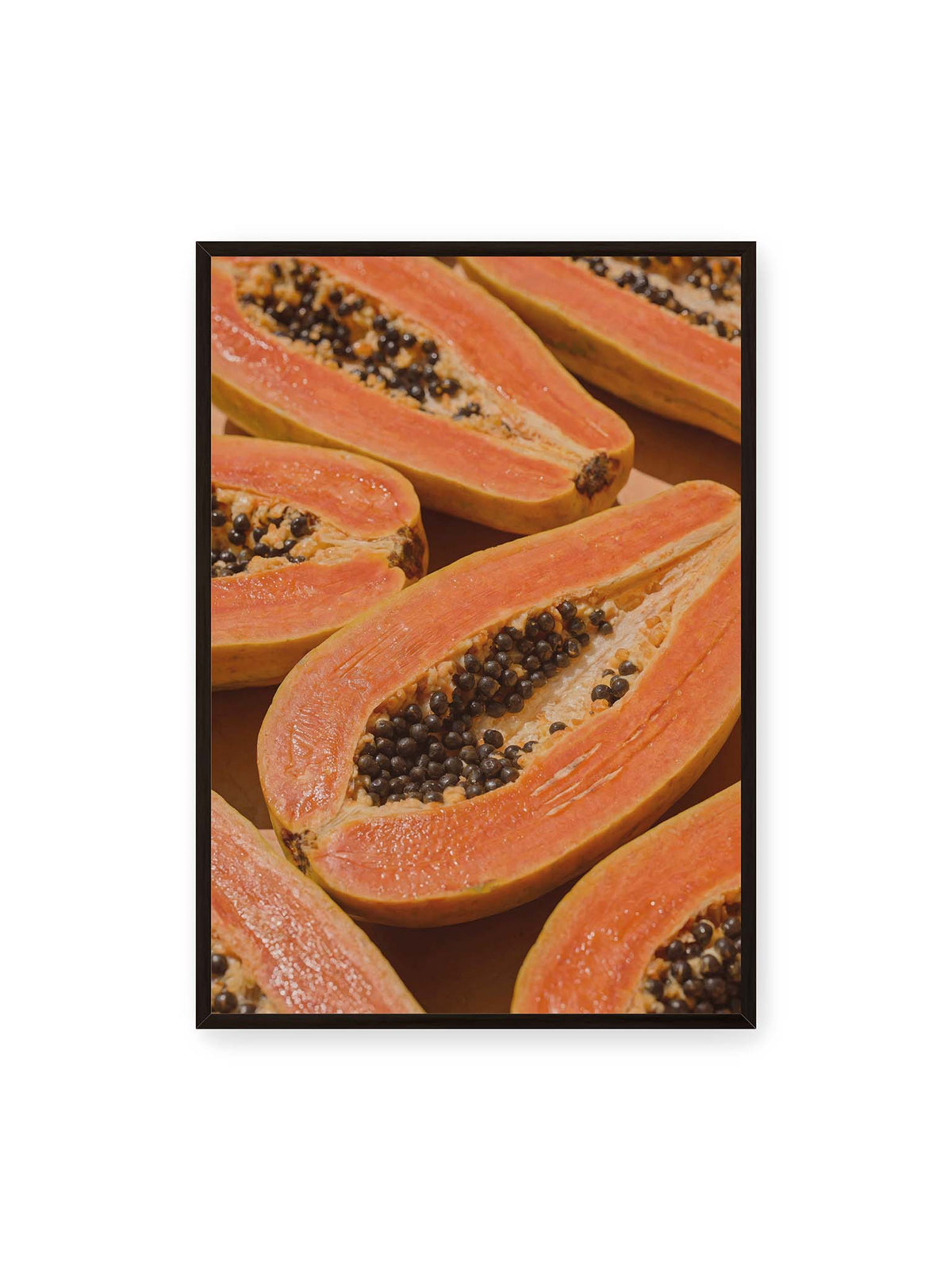 70x100 cm, schwarzer Rahmen – Aufgeschnittene Papayas mit orangefarbenem Fruchtfleisch und zahlreichen dunklen Kernen in enger Nahaufnahme.
