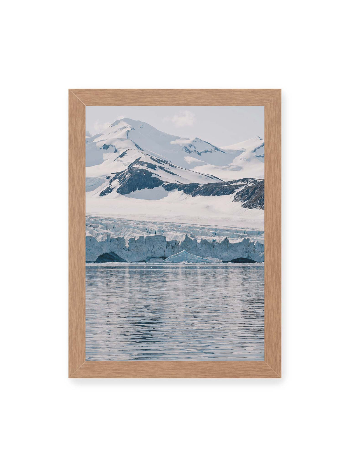 21x30 cm, Eichenrahmen – Gletscherkante vor schneebedeckten Bergen und ruhigem Wasser in kühlen Blau-, Weiß- und Grautönen.