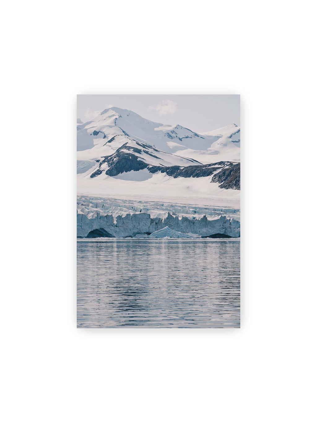 21x30 cm – Gletscherkante vor schneebedeckten Bergen und ruhigem Wasser in kühlen Blau-, Weiß- und Grautönen.