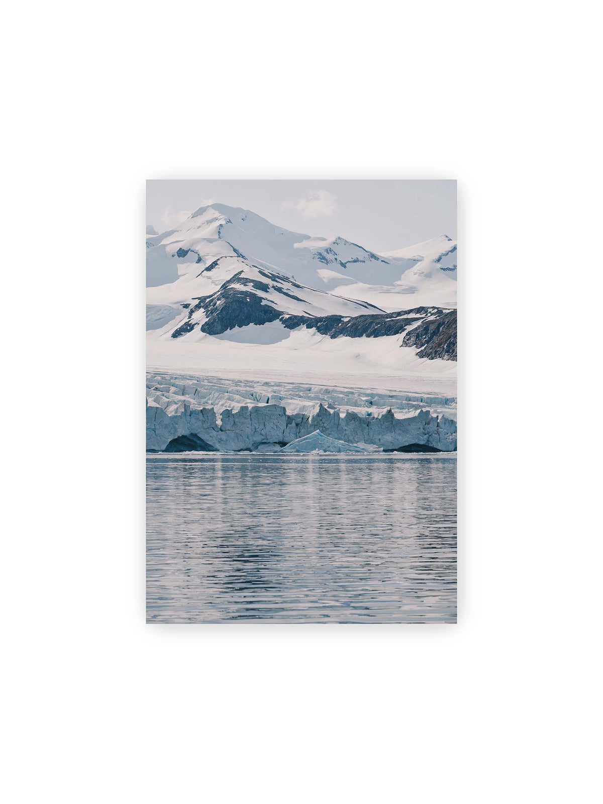 21x30 cm – Gletscherkante vor schneebedeckten Bergen und ruhigem Wasser in kühlen Blau-, Weiß- und Grautönen.