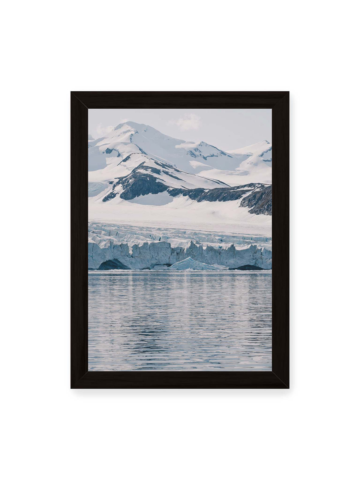 21x30 cm, schwarzer Rahmen – Gletscherkante vor schneebedeckten Bergen und ruhigem Wasser in kühlen Blau-, Weiß- und Grautönen.