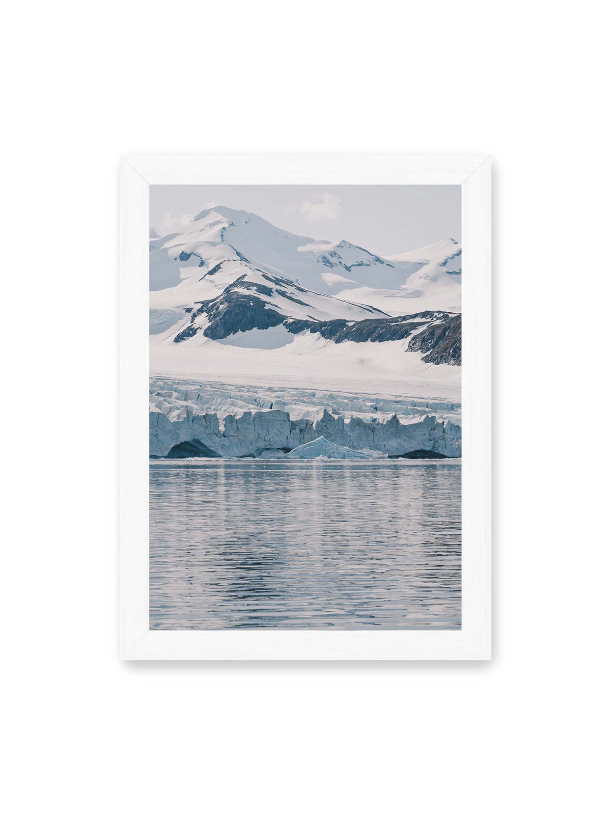 21x30 cm, weißer Rahmen – Gletscherkante vor schneebedeckten Bergen und ruhigem Wasser in kühlen Blau-, Weiß- und Grautönen.