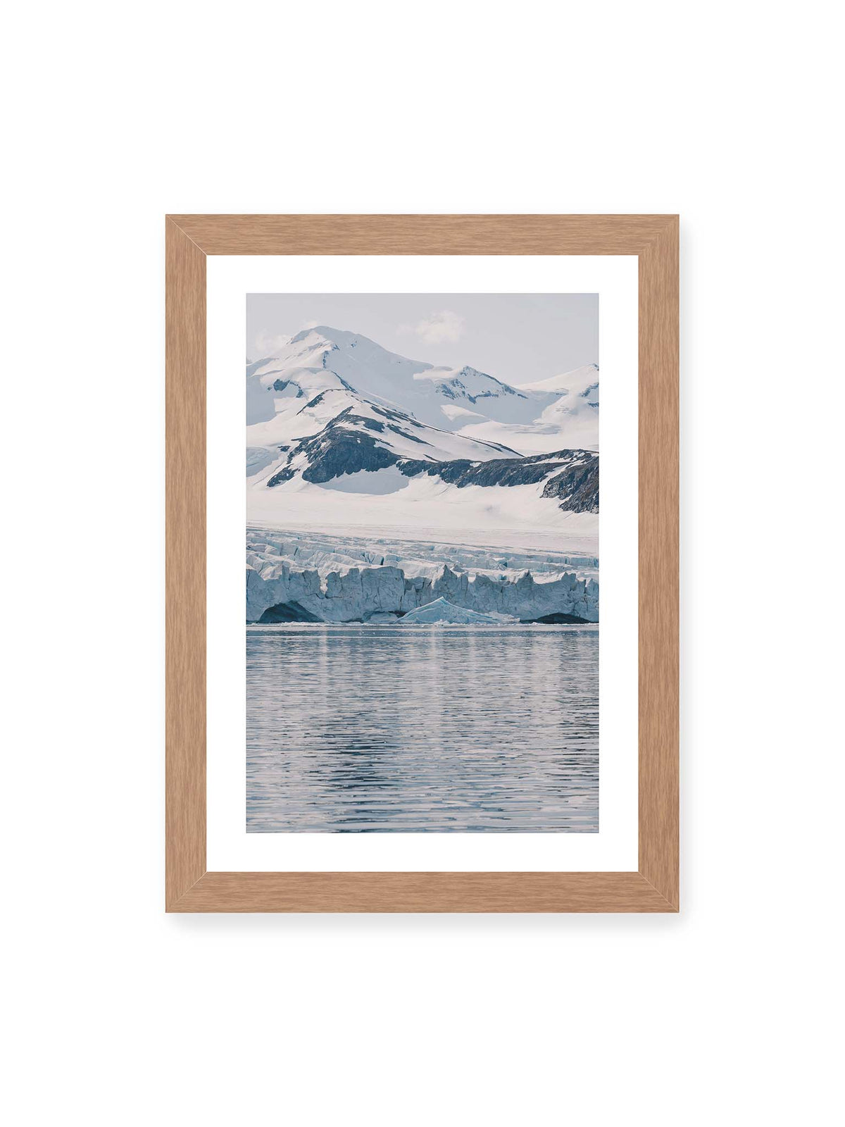 21x30 cm, weißer Galerie-Rand, Eichenrahmen – Gletscherkante vor schneebedeckten Bergen und ruhigem Wasser in kühlen Blau-, Weiß- und Grautönen.