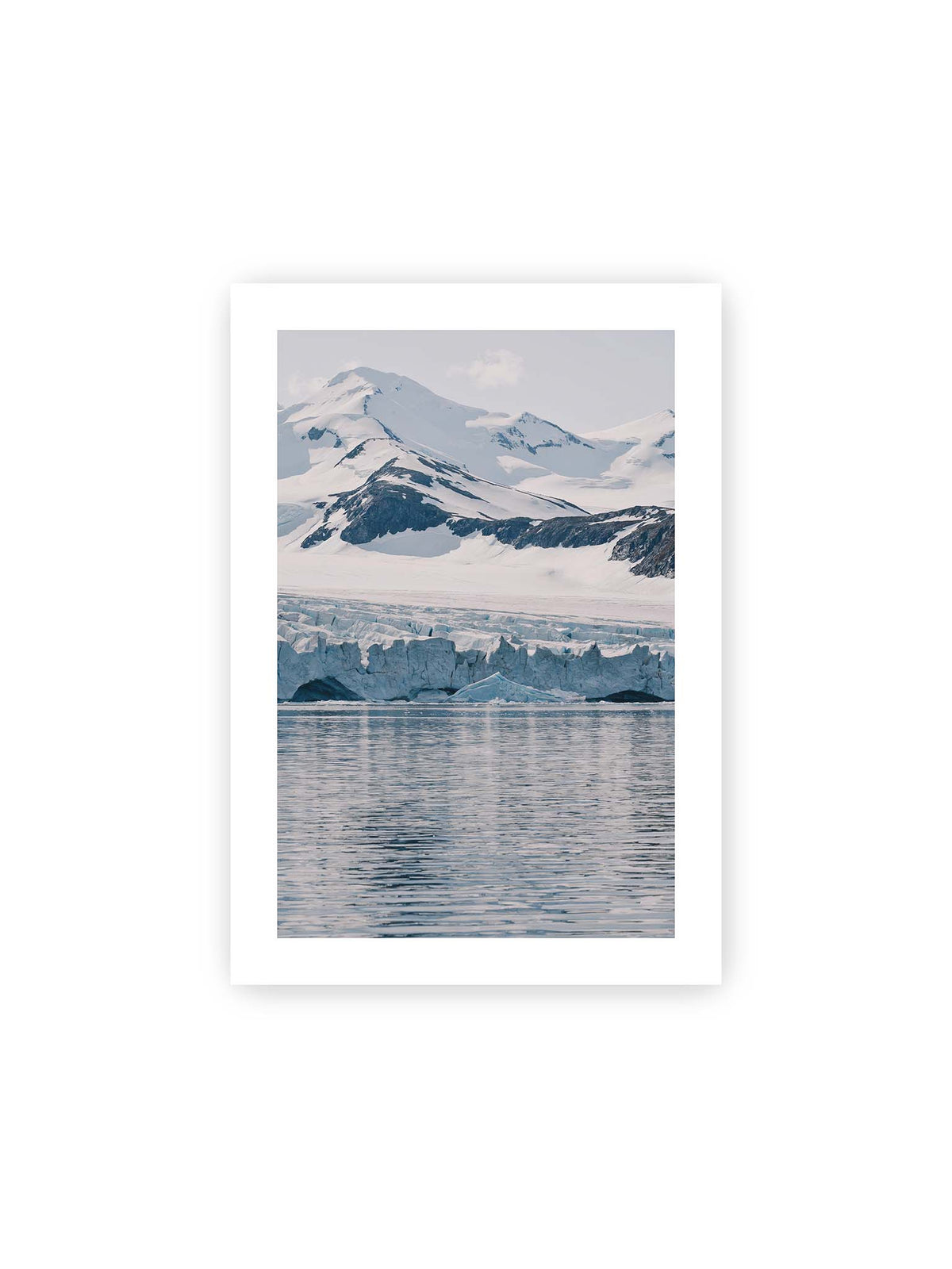 21x30 cm, weißer Galerie-Rand – Gletscherkante vor schneebedeckten Bergen und ruhigem Wasser in kühlen Blau-, Weiß- und Grautönen.