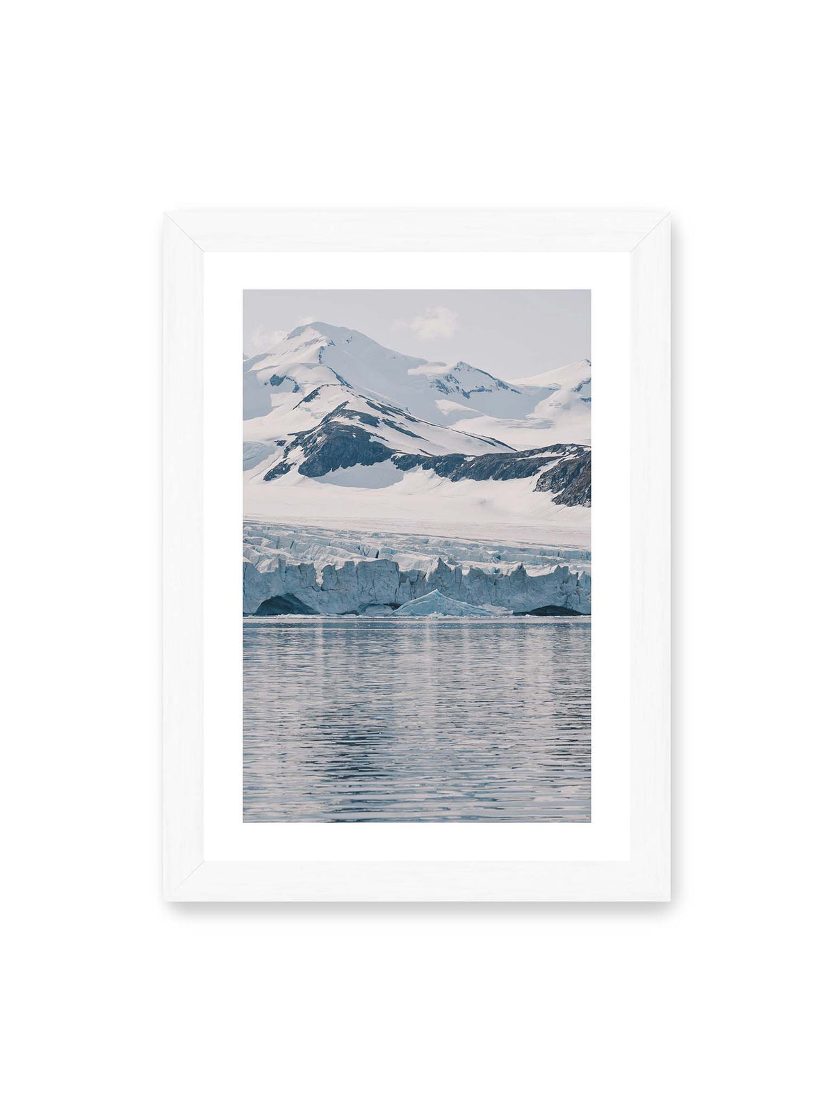 21x30 cm, weißer Galerie-Rand, weißer Rahmen – Gletscherkante vor schneebedeckten Bergen und ruhigem Wasser in kühlen Blau-, Weiß- und Grautönen.