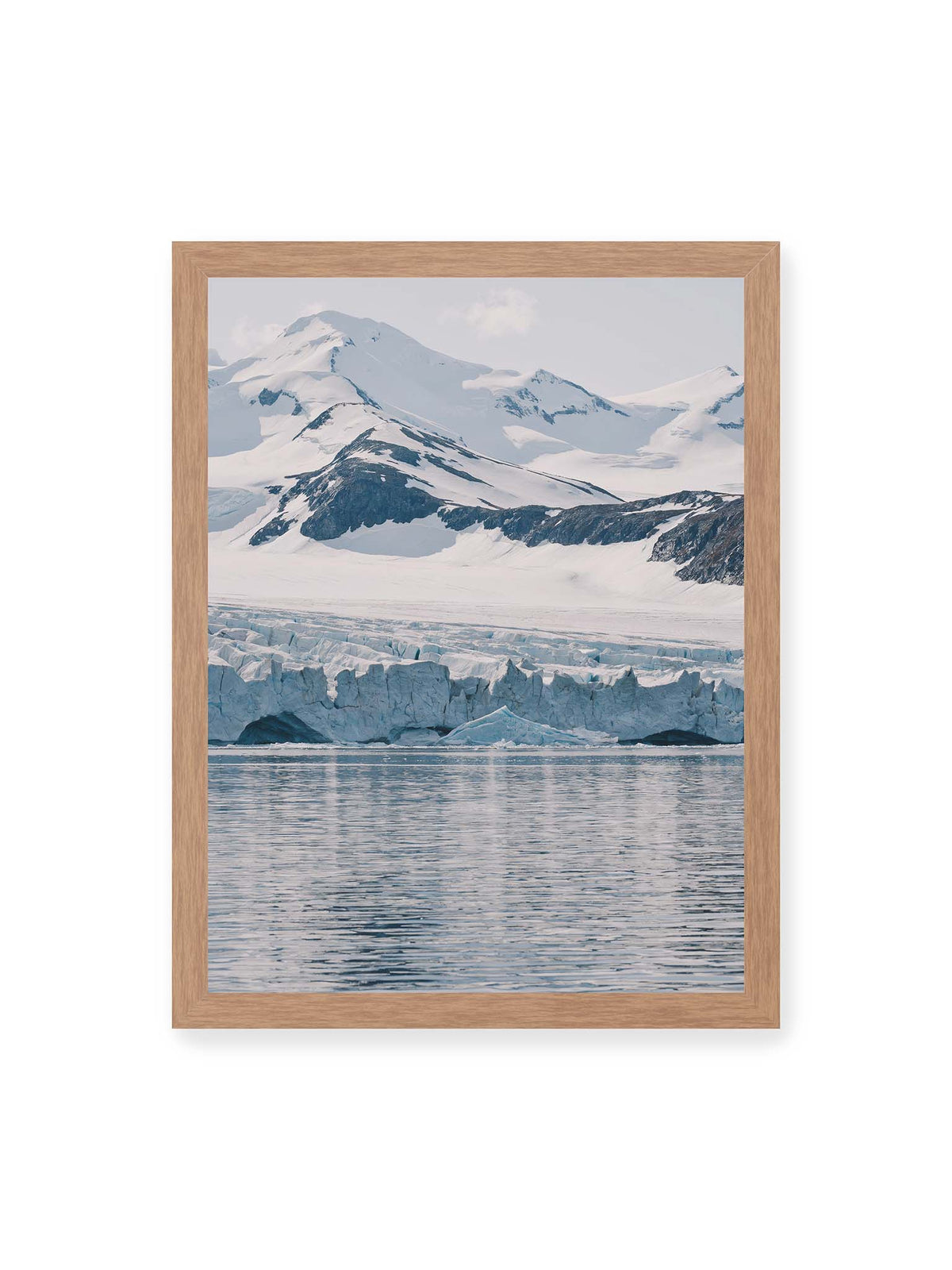 30x40 cm, Eichenrahmen – Gletscherkante vor schneebedeckten Bergen und ruhigem Wasser in kühlen Blau-, Weiß- und Grautönen.