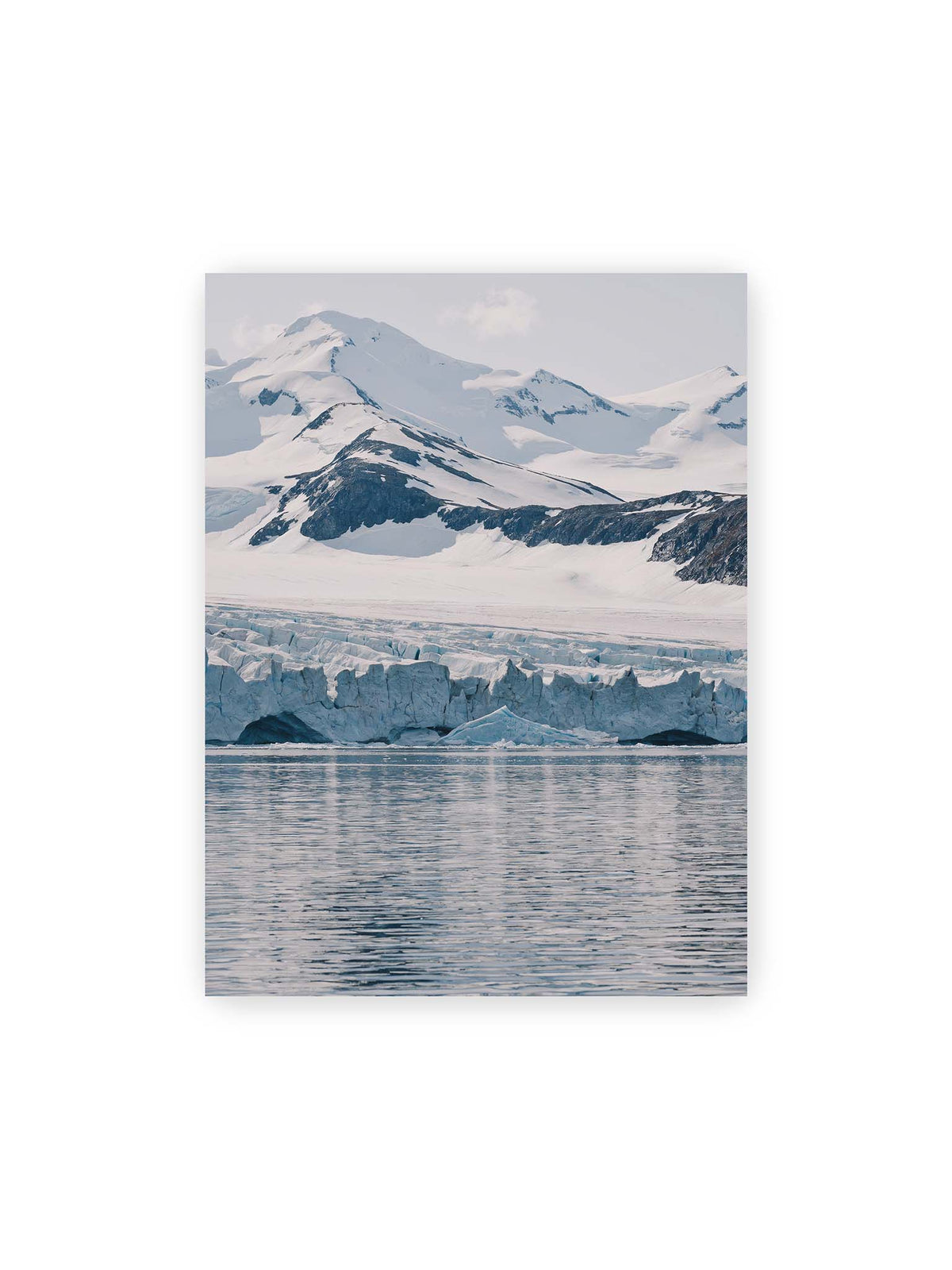 30x40 cm – Gletscherkante vor schneebedeckten Bergen und ruhigem Wasser in kühlen Blau-, Weiß- und Grautönen.