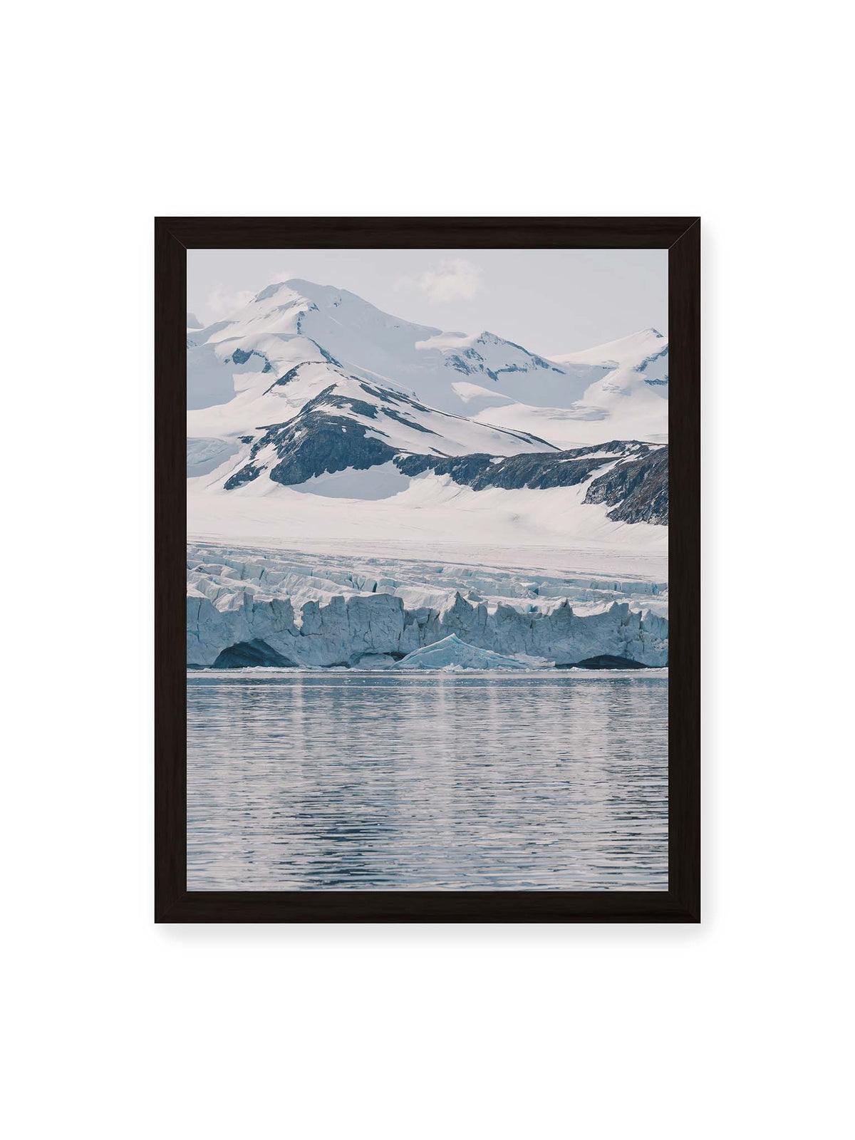 30x40 cm, schwarzer Rahmen – Gletscherkante vor schneebedeckten Bergen und ruhigem Wasser in kühlen Blau-, Weiß- und Grautönen.
