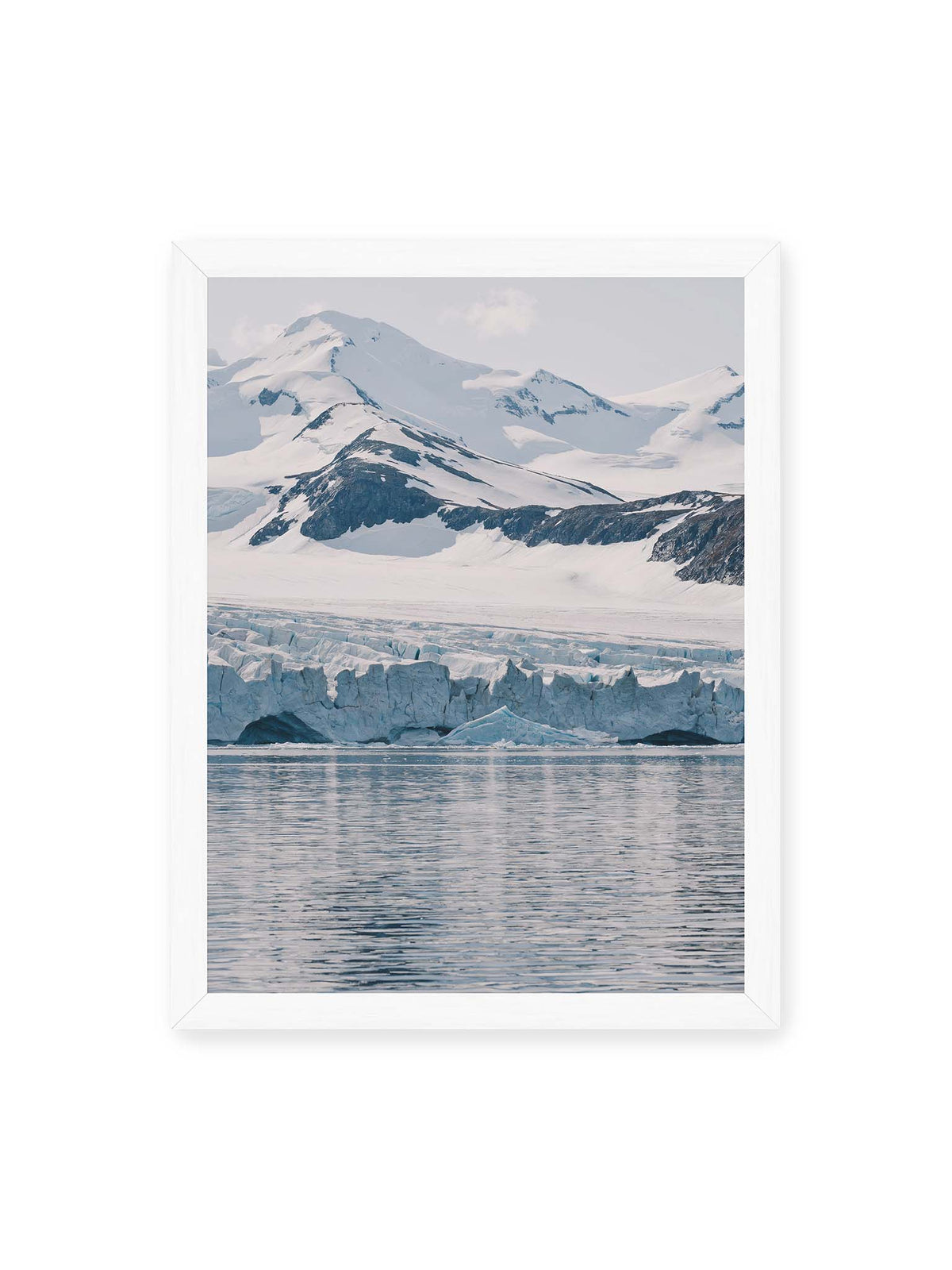 30x40 cm, weißer Rahmen – Gletscherkante vor schneebedeckten Bergen und ruhigem Wasser in kühlen Blau-, Weiß- und Grautönen.