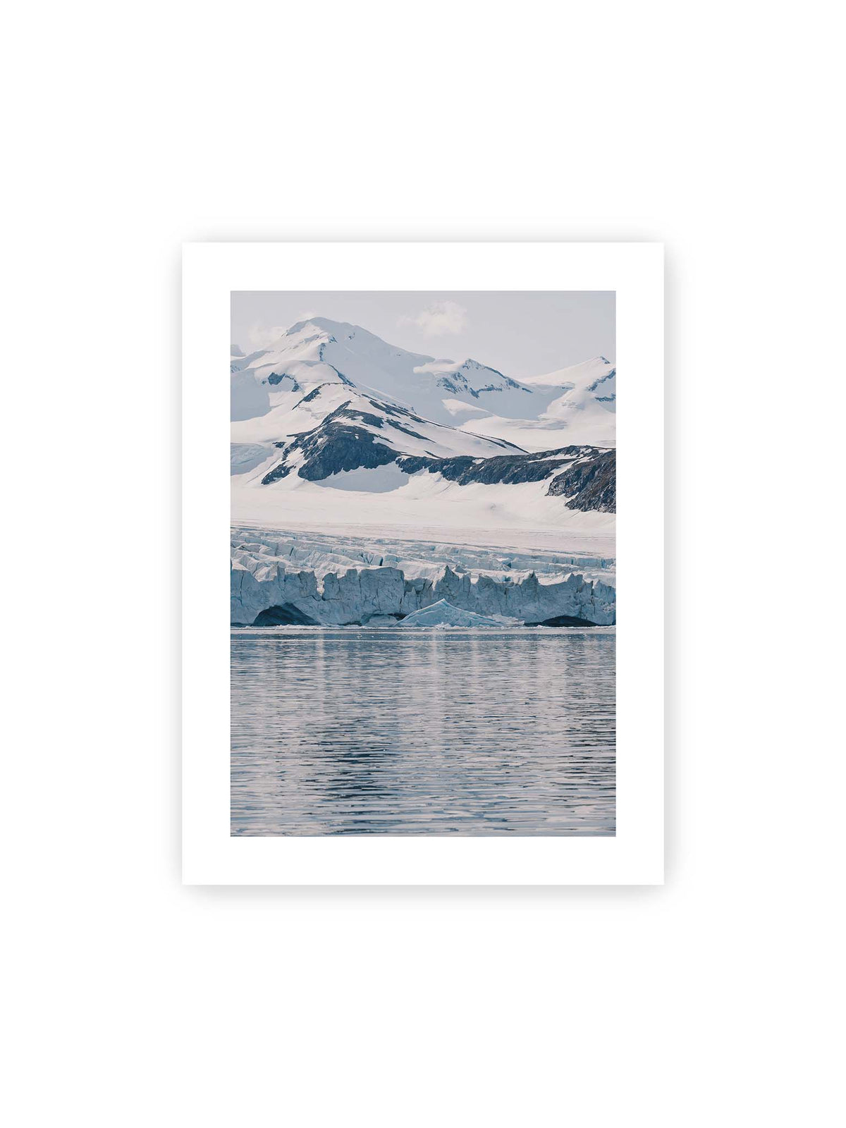 30x40 cm, weißer Galerie-Rand – Gletscherkante vor schneebedeckten Bergen und ruhigem Wasser in kühlen Blau-, Weiß- und Grautönen.