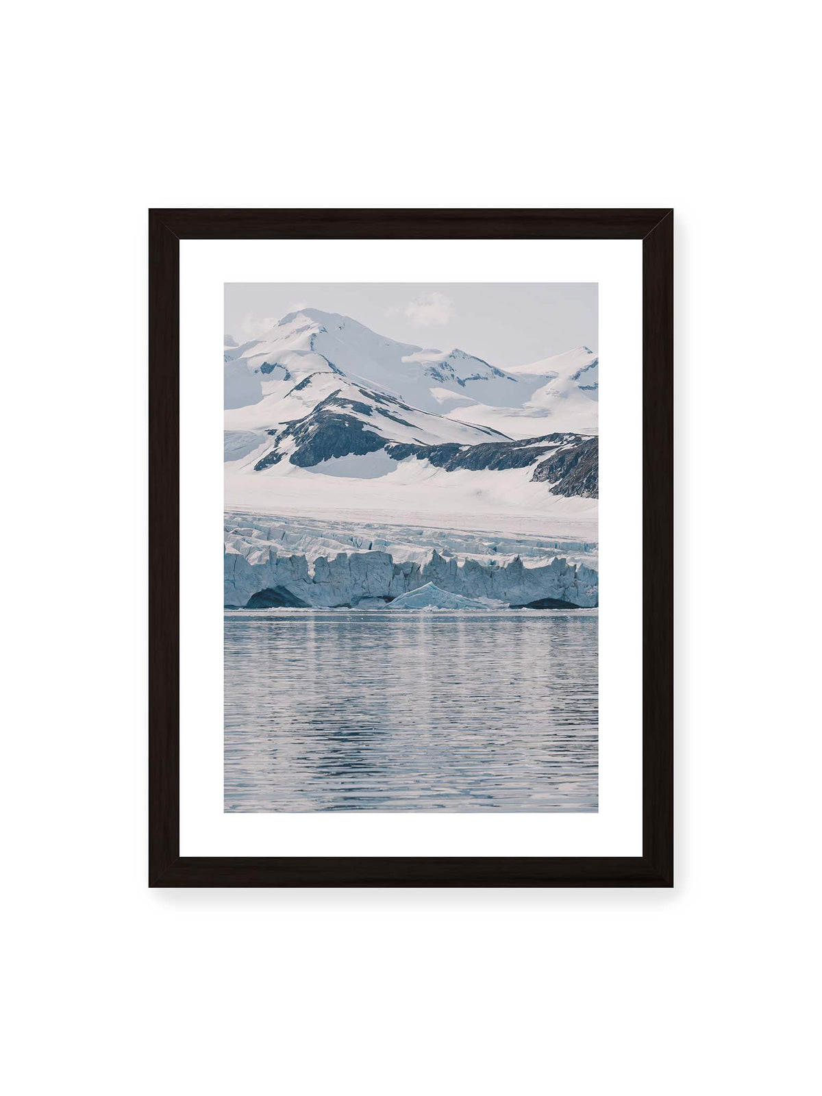 30x40 cm, weißer Galerie-Rand, schwarzer Rahmen – Gletscherkante vor schneebedeckten Bergen und ruhigem Wasser in kühlen Blau-, Weiß- und Grautönen.