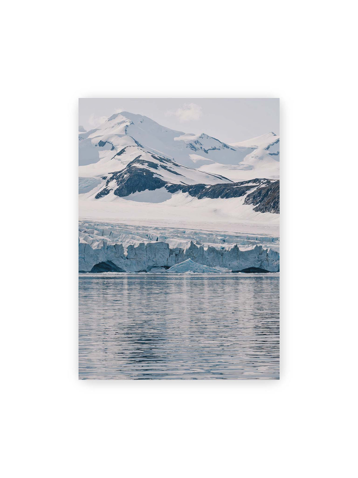 50x70 cm – Gletscherkante vor schneebedeckten Bergen und ruhigem Wasser in kühlen Blau-, Weiß- und Grautönen.