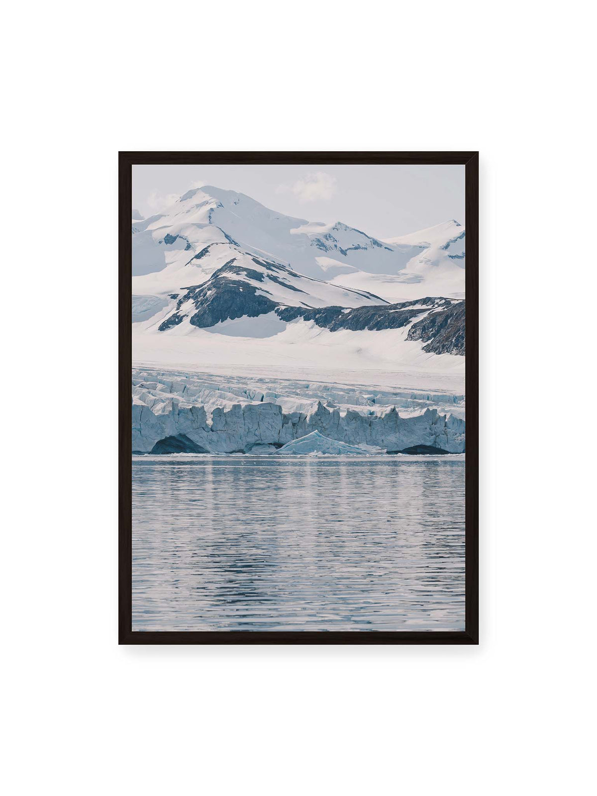 50x70 cm, schwarzer Rahmen – Gletscherkante vor schneebedeckten Bergen und ruhigem Wasser in kühlen Blau-, Weiß- und Grautönen.