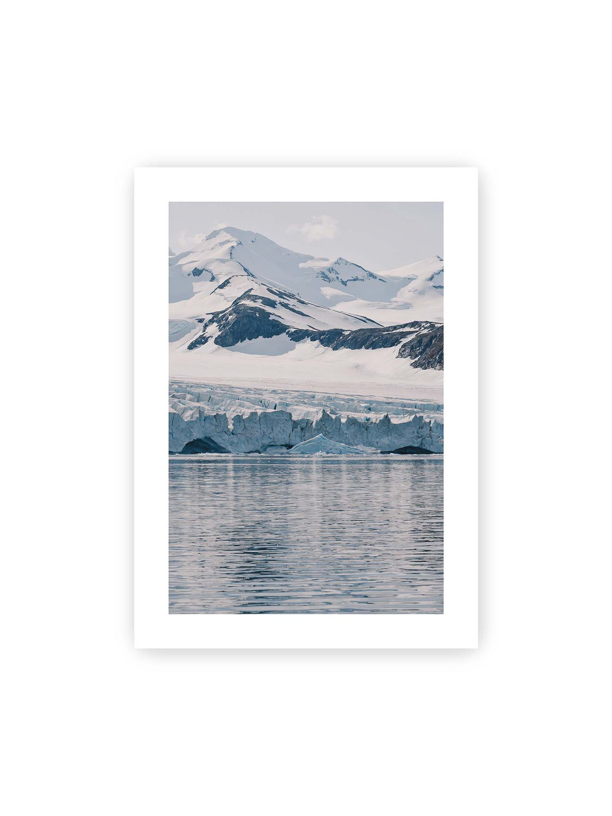 50x70 cm, weißer Galerie-Rand – Gletscherkante vor schneebedeckten Bergen und ruhigem Wasser in kühlen Blau-, Weiß- und Grautönen.