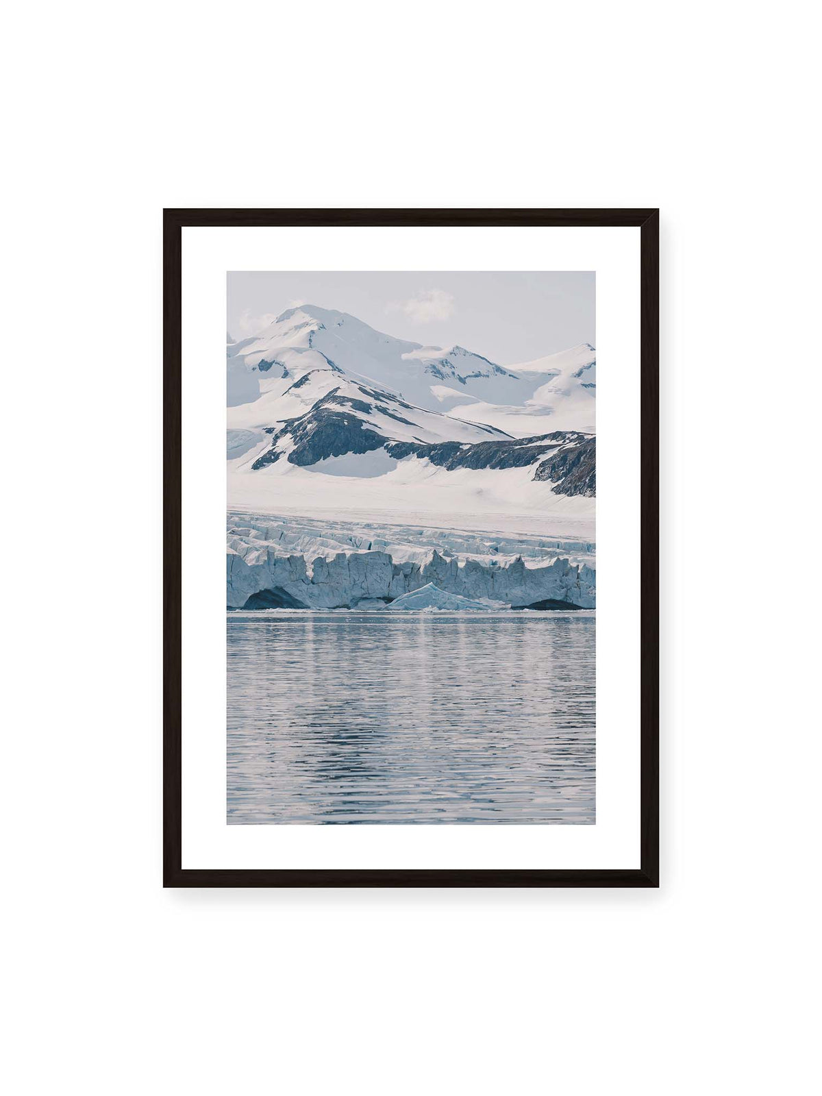 50x70 cm, weißer Galerie-Rand, schwarzer Rahmen – Gletscherkante vor schneebedeckten Bergen und ruhigem Wasser in kühlen Blau-, Weiß- und Grautönen.