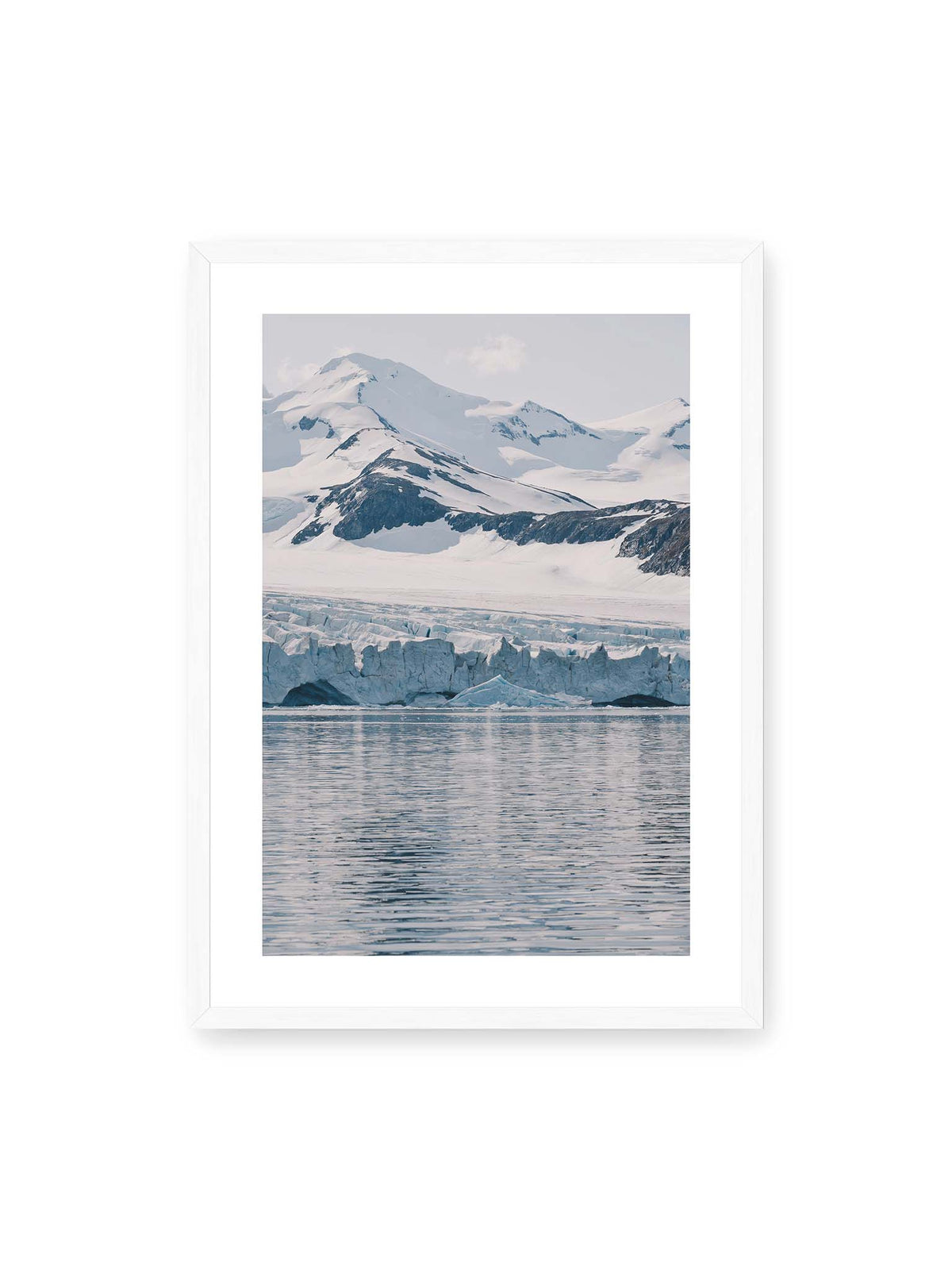50x70 cm, weißer Galerie-Rand, weißer Rahmen – Gletscherkante vor schneebedeckten Bergen und ruhigem Wasser in kühlen Blau-, Weiß- und Grautönen.