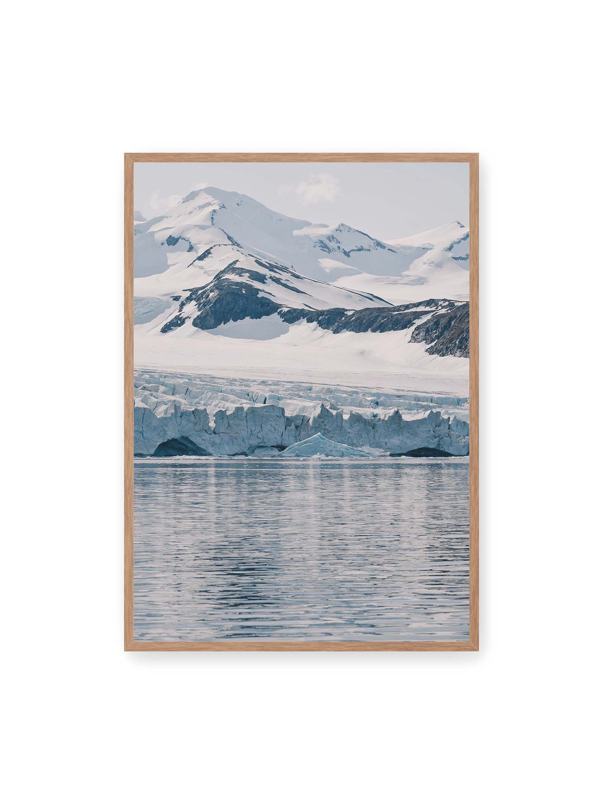 70x100 cm, Eichenrahmen – Gletscherkante vor schneebedeckten Bergen und ruhigem Wasser in kühlen Blau-, Weiß- und Grautönen.
