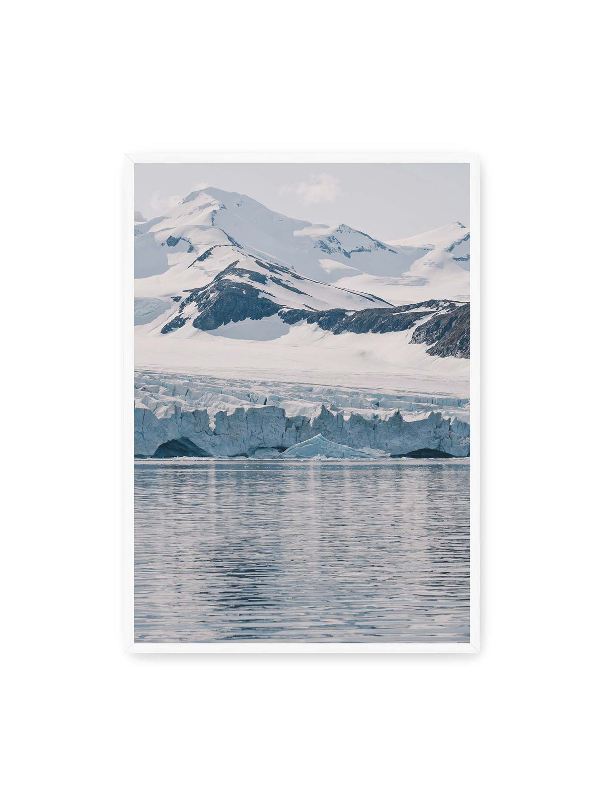 70x100 cm, weißer Rahmen – Gletscherkante vor schneebedeckten Bergen und ruhigem Wasser in kühlen Blau-, Weiß- und Grautönen.