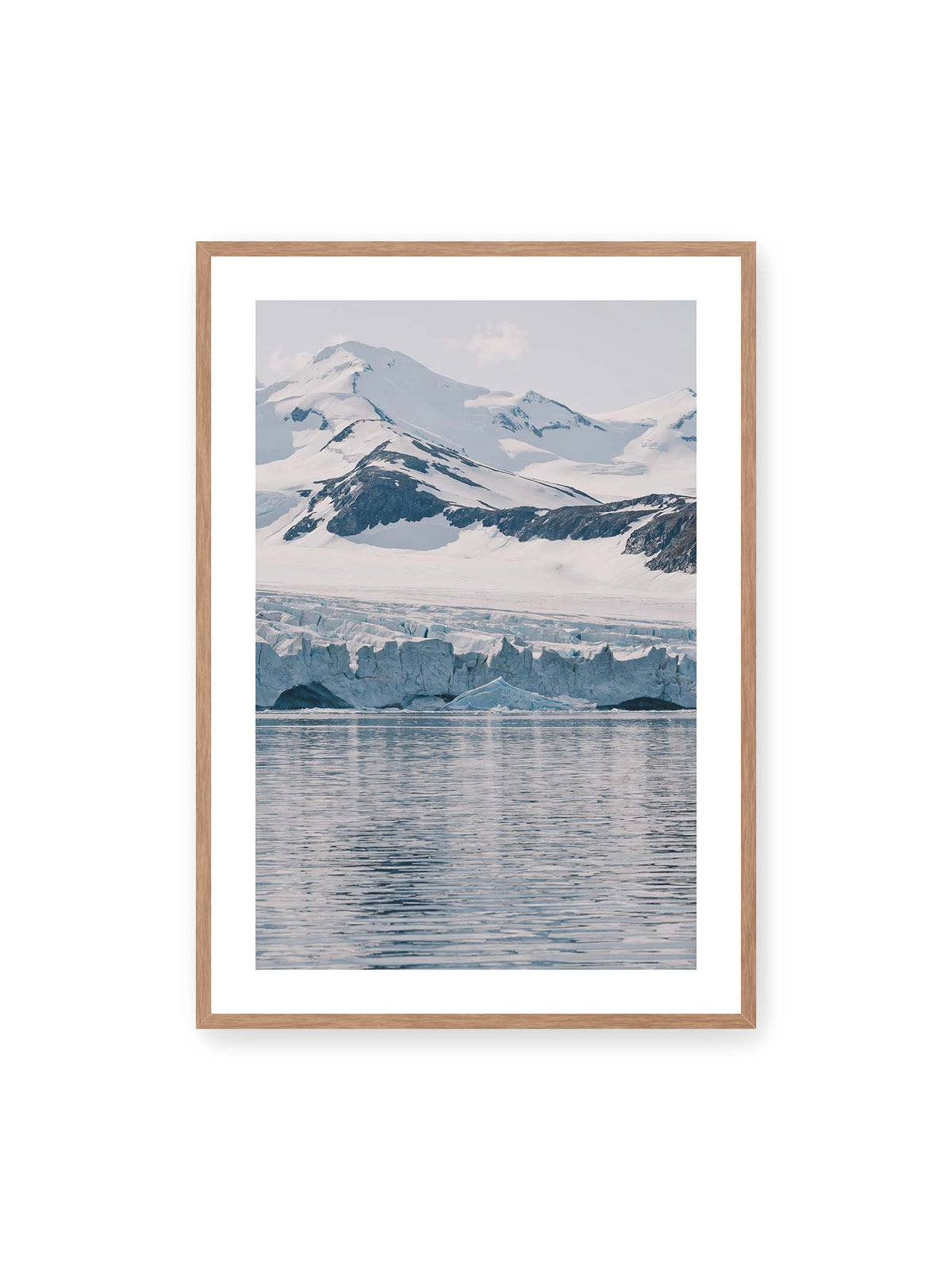 70x100 cm, weißer Galerie-Rand, Eichenrahmen – Gletscherkante vor schneebedeckten Bergen und ruhigem Wasser in kühlen Blau-, Weiß- und Grautönen.