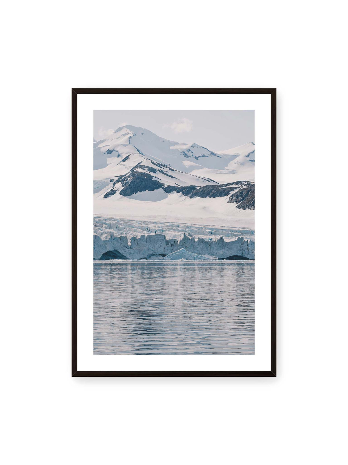 70x100 cm, weißer Galerie-Rand, schwarzer Rahmen – Gletscherkante vor schneebedeckten Bergen und ruhigem Wasser in kühlen Blau-, Weiß- und Grautönen.