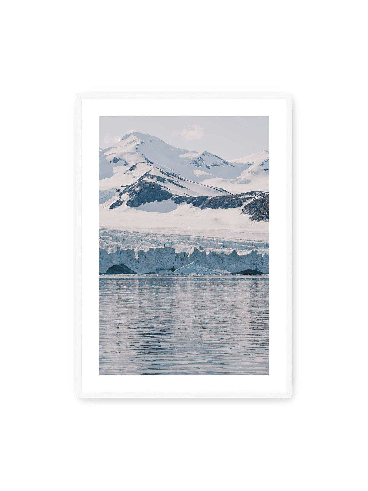 70x100 cm, weißer Galerie-Rand, weißer Rahmen – Gletscherkante vor schneebedeckten Bergen und ruhigem Wasser in kühlen Blau-, Weiß- und Grautönen.