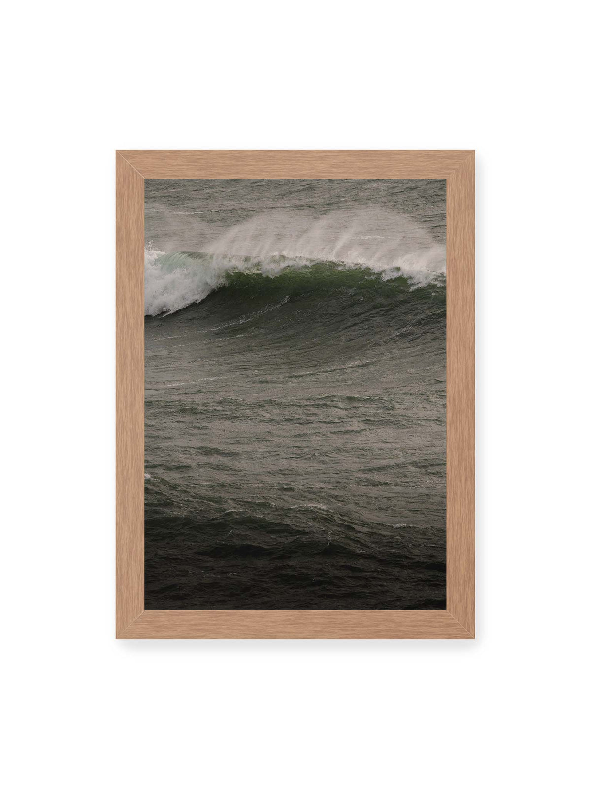 21x30 cm, Eichenrahmen – Dunkle grüne Welle mit weißer Gischt auf einer bewegten, grau schimmernden Wasseroberfläche.