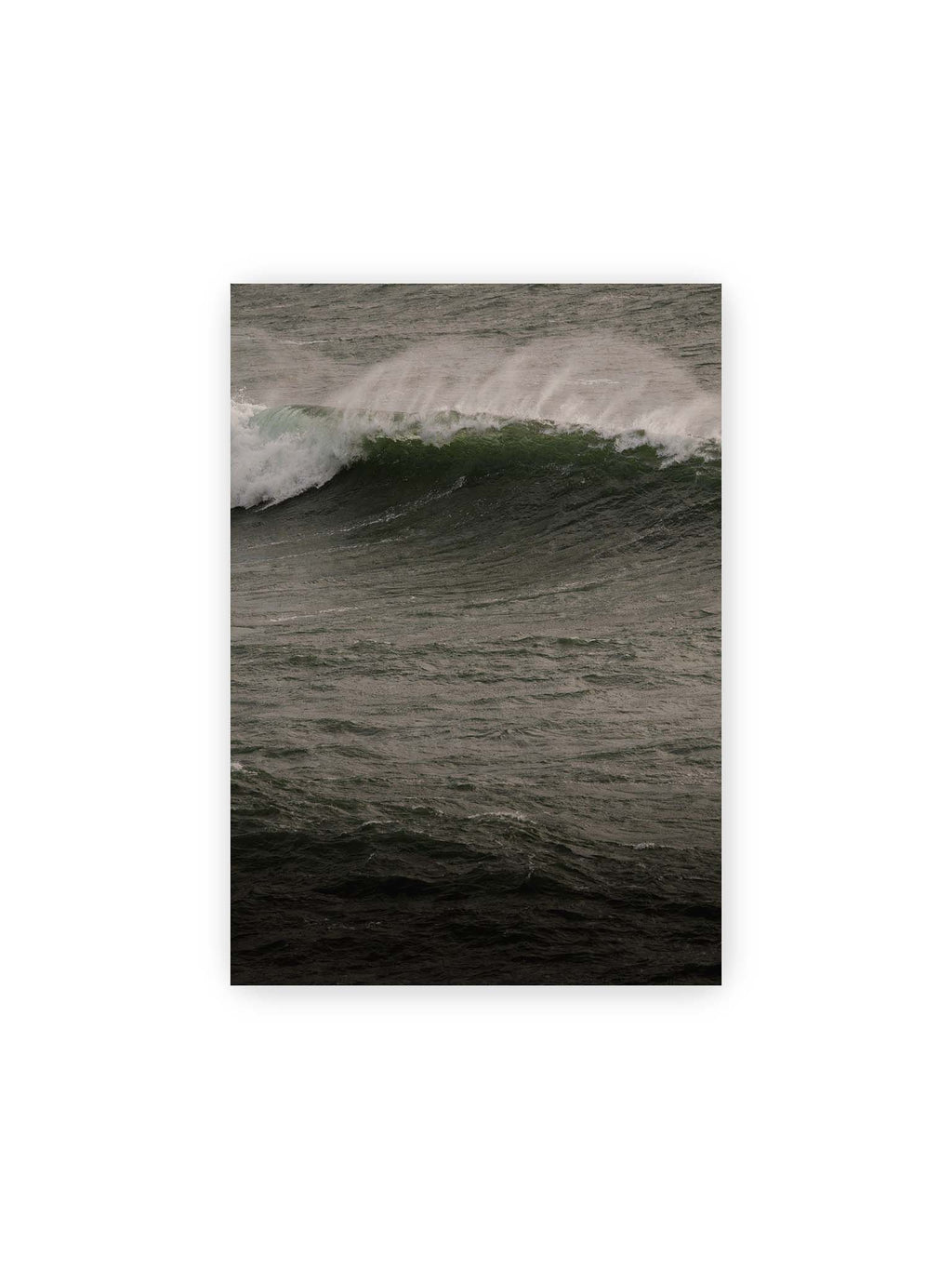 21x30 cm – Dunkle grüne Welle mit weißer Gischt auf einer bewegten, grau schimmernden Wasseroberfläche.