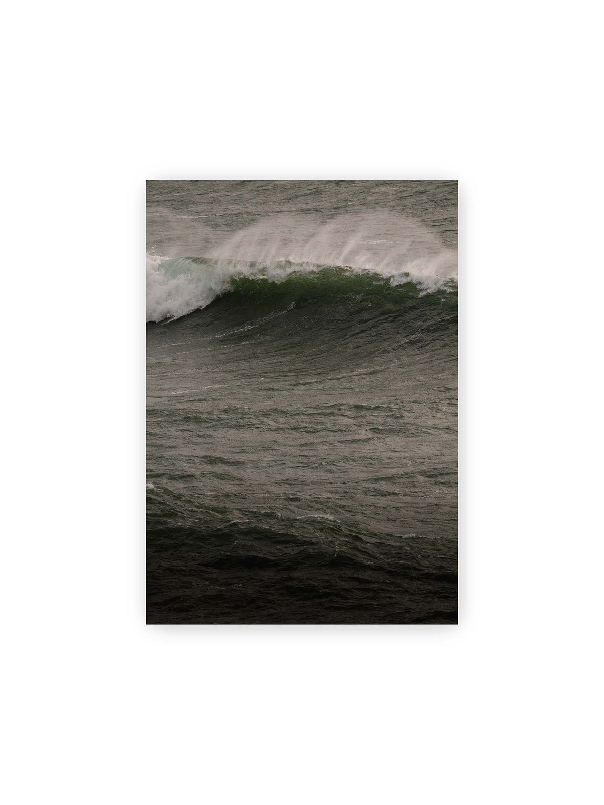21x30 cm – Dunkle grüne Welle mit weißer Gischt auf einer bewegten, grau schimmernden Wasseroberfläche.