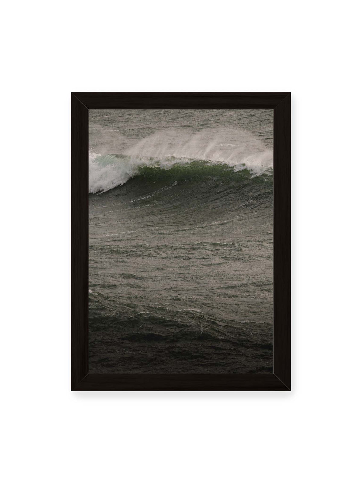 21x30 cm, schwarzer Rahmen – Dunkle grüne Welle mit weißer Gischt auf einer bewegten, grau schimmernden Wasseroberfläche.