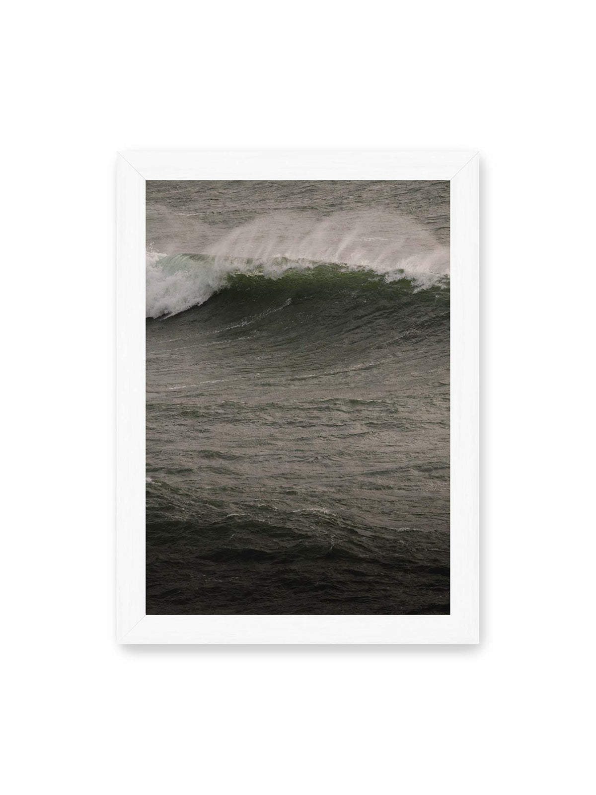 21x30 cm, weißer Rahmen – Dunkle grüne Welle mit weißer Gischt auf einer bewegten, grau schimmernden Wasseroberfläche.