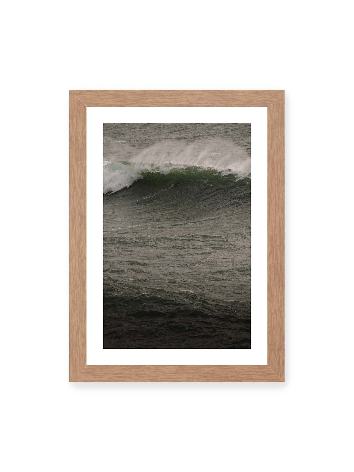21x30 cm, weißer Galerie-Rand, Eichenrahmen – Dunkle grüne Welle mit weißer Gischt auf einer bewegten, grau schimmernden Wasseroberfläche.