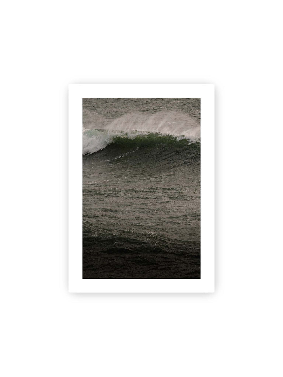 21x30 cm, weißer Galerie-Rand – Dunkle grüne Welle mit weißer Gischt auf einer bewegten, grau schimmernden Wasseroberfläche.